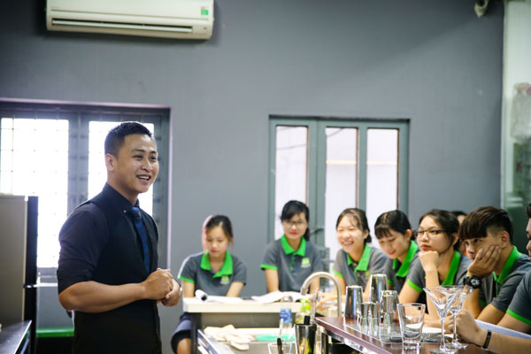 bar trưởng đón tiếp khách hàng