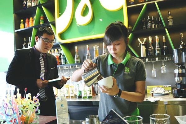 barista nười thổi hồn vào những tách cà phê