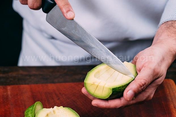 Bơ cắt hạt lựu để làm salad