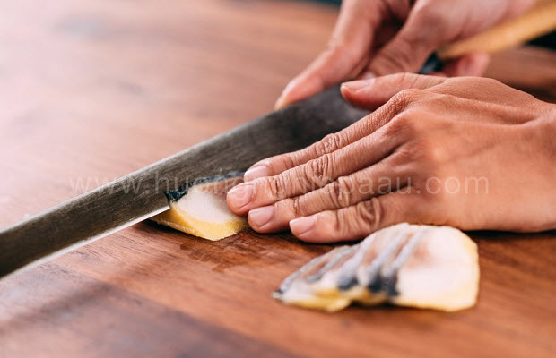 Cách cắt cá trích ép trứng