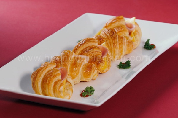 Cách làm bánh sừng bò ngàn lớp - Croissant chuẩn vị