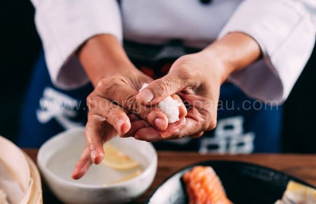 Cách vo cơm cho nigiri sushi