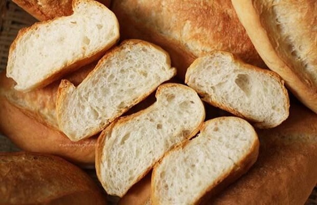 Cắt mỏng bánh mì thành từng lát 