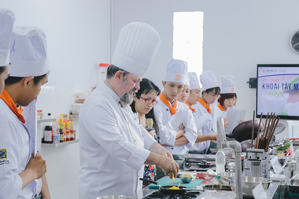 chef norbert ehrbar hướng dẫn học viên