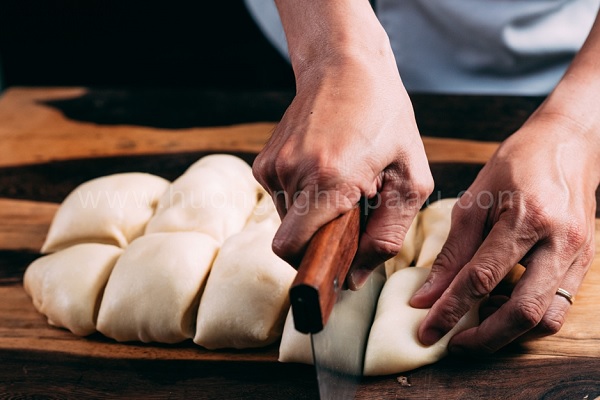 Chia bột ra thành từng phần nhỏ 