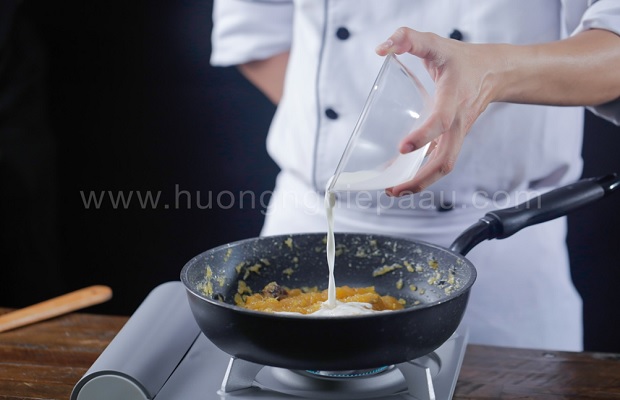 Cho hỗn hợp bột bắp vào chảo 