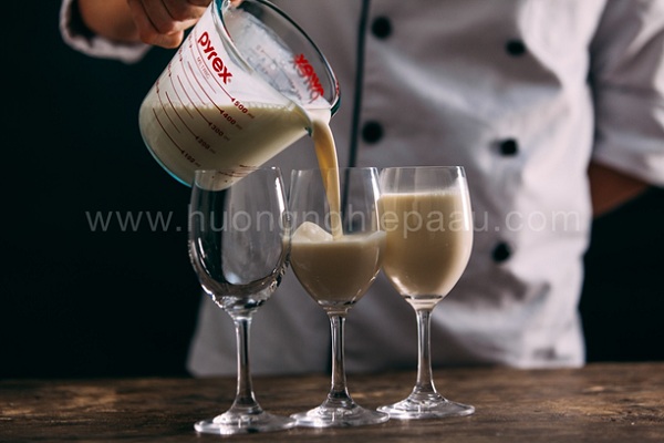 cho pudding đậu nành vào khuôn hay ly 