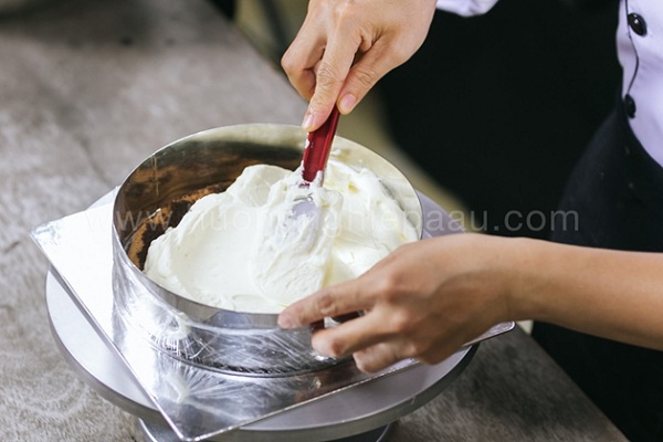Cho whipping cream vào khuôn bánh 