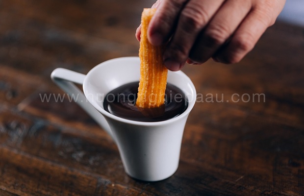 Churros kết hợp với chocolate 