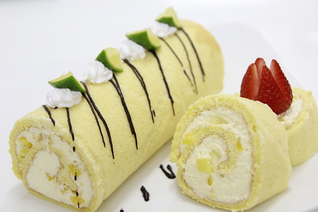 cùng mẹ làm bánh roll cake kem tươi