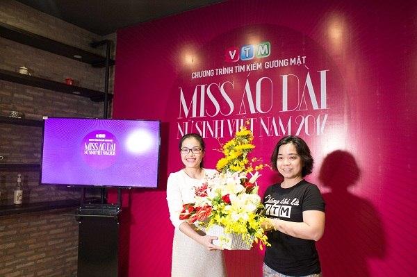 Đại diện VTM cảm ơn và tặng lãng hoa cho HNAAu