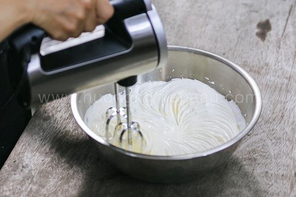 Đánh bông kem tươi để làm phần mousse 