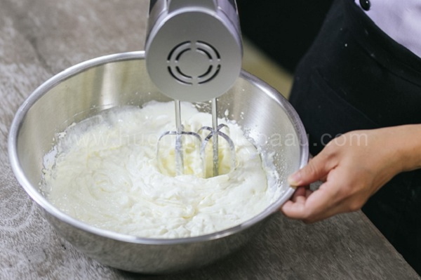 Đánh bông whipping cream 