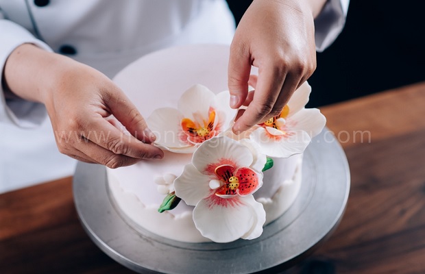 Đặt hoa lên bánh thật nhẹ nhàng