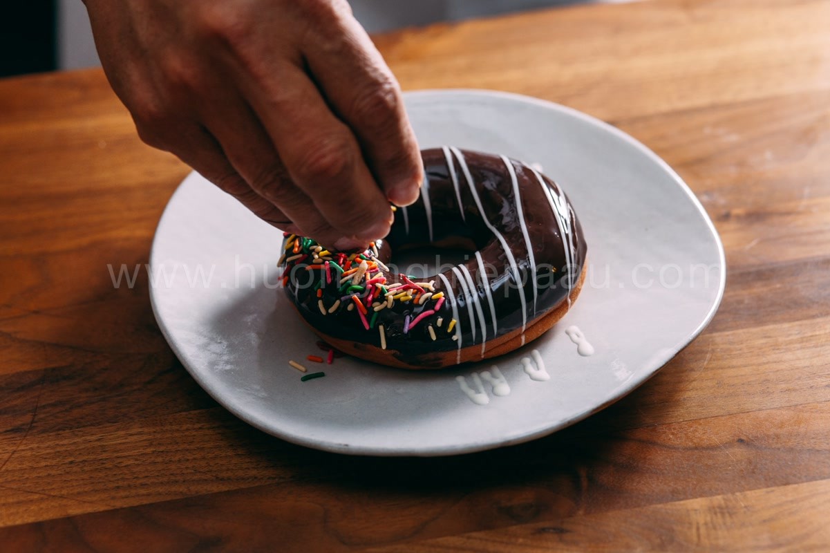 [Video] Cách làm bánh Donut Chocolate hạt dẻ