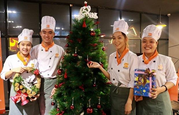 Học viên chi nhánh Tân Bình chụp hình noel