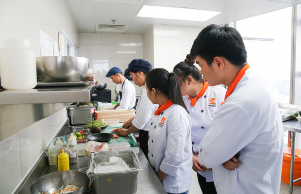 Học viên tham quan gian Bếp