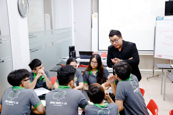 học viên thảo luận nhóm