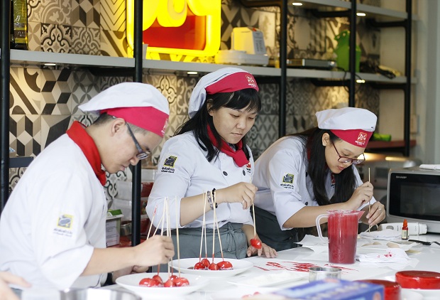 học viên thực hành theo hướng dẫn của chef Koo