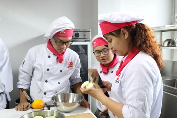 học viên trải nghiệm học làm bánh
