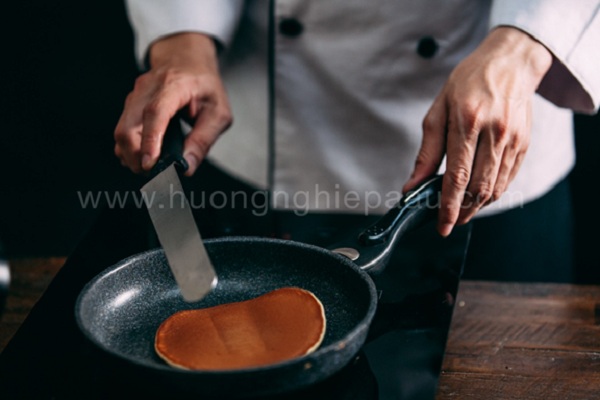 Lật mặt bánh pancake cho chín đều