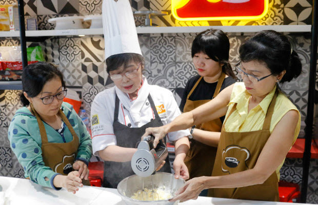 Lớp làm bánh Lamington