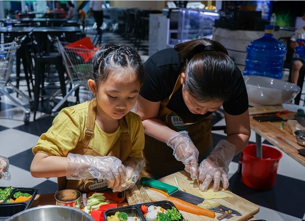 Mẹ và bé chế biến cơm bento