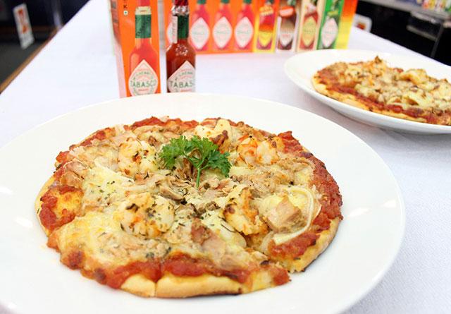 món pizza kết hợp  tabasco