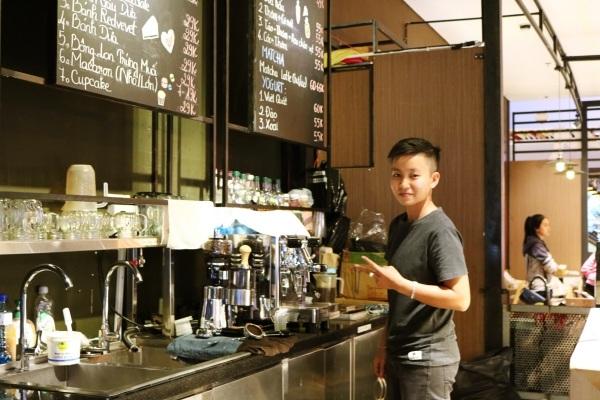 Pha chế thức uống tại Voyage De Lavie Cafe