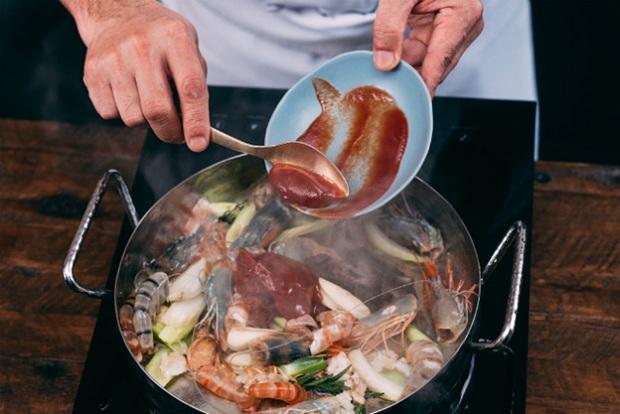 nấu nước xốt với tôm sú