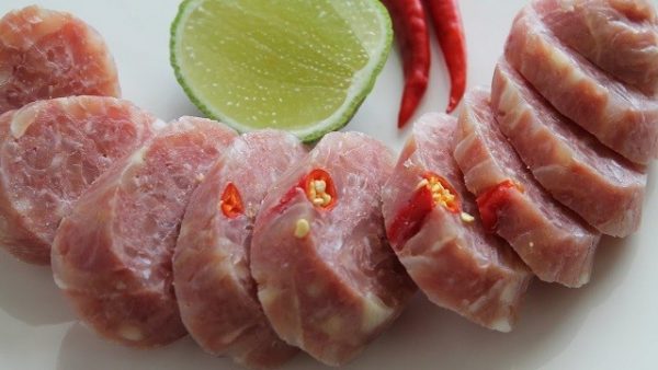 Nem chua là món ăn được nhiều người yêu thích để làm mồi nhâm nhi cùng với rượu