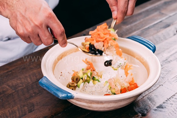 trộn salad bơ và cá hồi xông khói