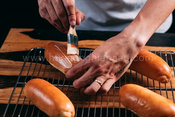 phết mật ong lên bánh mì