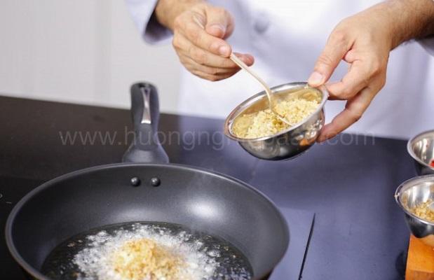 Phi thơm tỏi và sả băm Phi thơm tỏi và sả băm