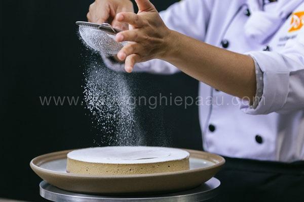 phủ snow powder lên mặt bánh capuchino cheesecake