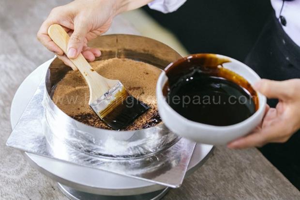 quét coffee syruf lên bánh nền