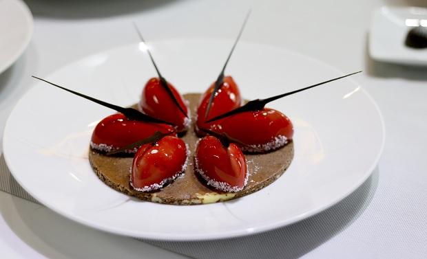 raspberry chocolate cake của Chef Koo