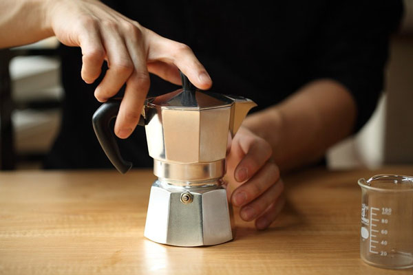 siết chặt bình moka pot