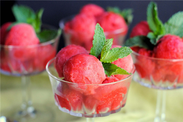 sorbet dâu tây trang trí lá bạc hà