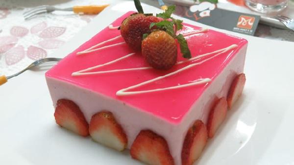 strawberry mousse cake