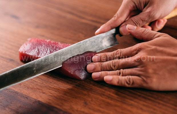 Thao tác cắt cá ngừ