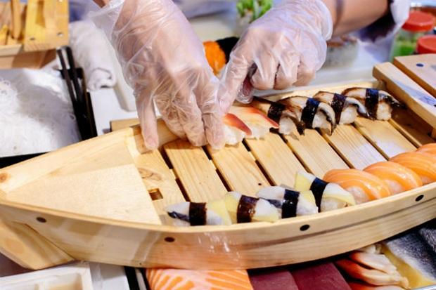 trang trí sushi và sashimi cần thao tác chuyên nghiệp và tỉ mỉ