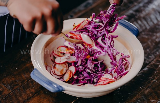 Trộn đều phần salad