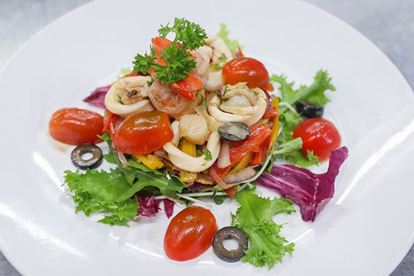 Seafood Salad với vị chua dịu nhẹ của xốt Balsamic Vinaigrette