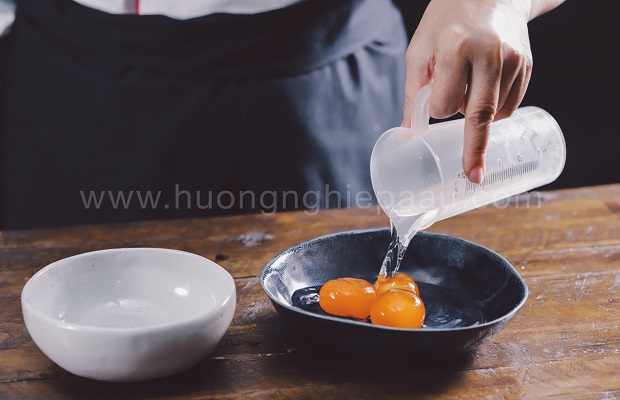 ngâm trứng muối với rượu