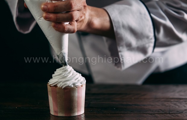 phủ kem khi bánh nguội