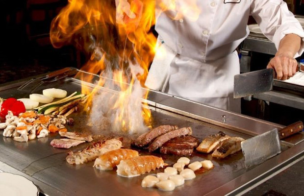 Kỹ Thuật Teppanyaki - Màn Biểu Diễn Mãn Nhãn Của Đầu Bếp Nhật