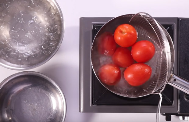 Cho cà chua vào chần qua với nước nóng