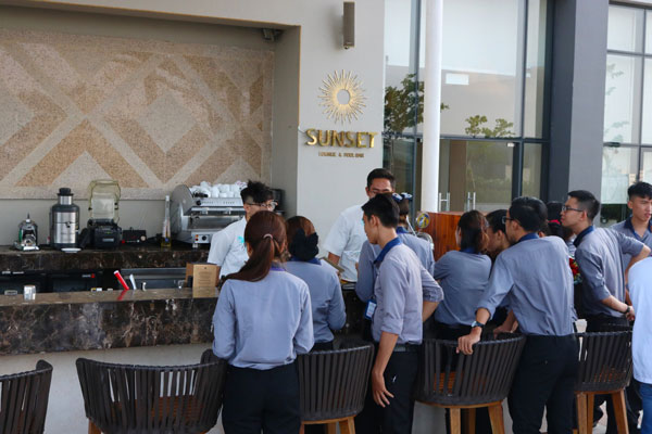 Học viên HNAAu có cơ hội trao đổi trực tiếp với Bartender ở quầy bar Sunset