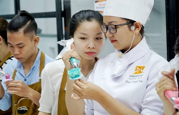 Giảng viên Thanh Kiều tận tình hỗ trợ cho học viên